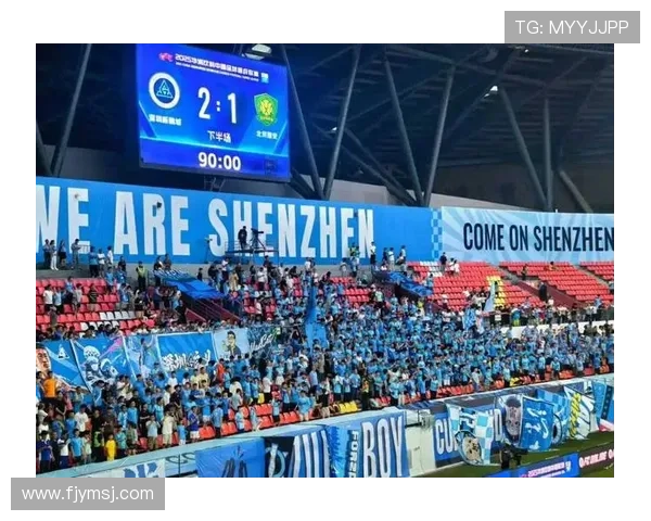 肇庆主场35℃天气炎热 球迷防暑降温动起来 肇庆主场35℃天气炎热 球迷防暑降温动起来